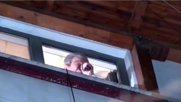Berisha u flet demokratëve nga dritarja e banesës: Do vazhdojmë të pamposhtur!