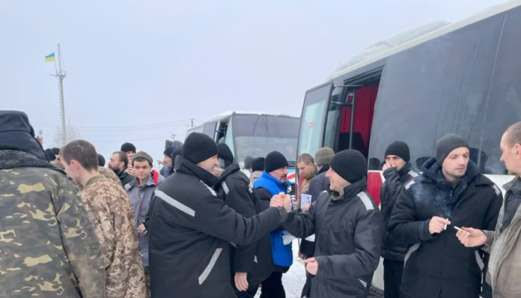 Rusia dhe Ukraina këmbejnë qindra të burgosur lufte