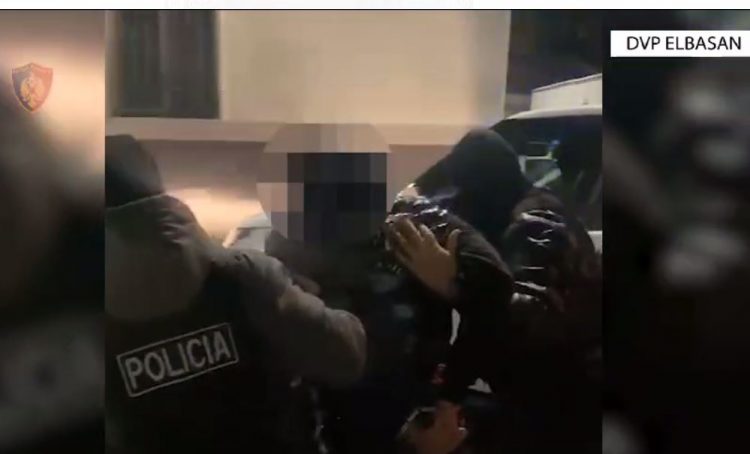 Kërcënonte të riun se do t’i postonte fotot familjare në rrjete sociale, ndalohet  32-vjeçari në Elbasan