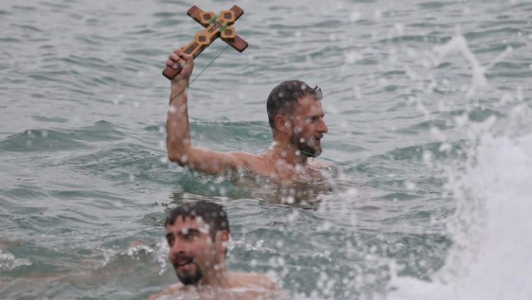 Kremtohet në disa qytete Dita e Ujit të Bekuar