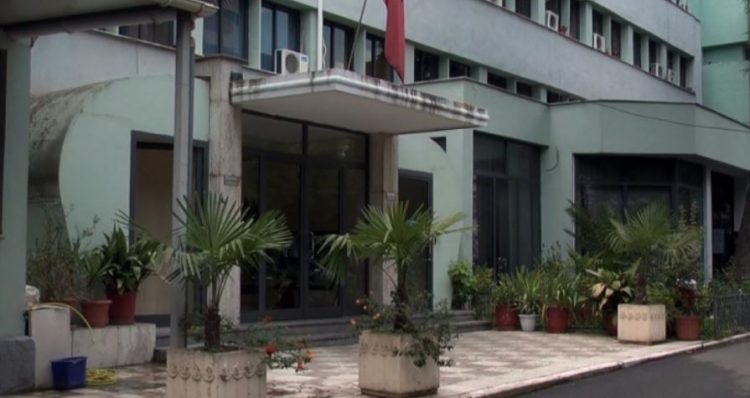 Qytetari ndërroi jetë sot në gjykatë, togat e zeza: Seanca u shty për t’i dhënë mundësinë të pandehurit të mbrohet me avokat