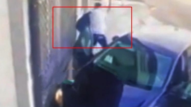 Momenti kur 18-vjeçari shqiptar përplaset me makinë dhe dhunohet për vdekje nga dy persona