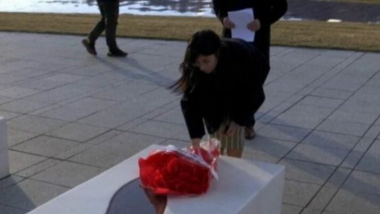 Kreu homazhe në kompleksin memorial “Adem Jashari”, policia serbe ndalon vajzën e Sanduloviçit