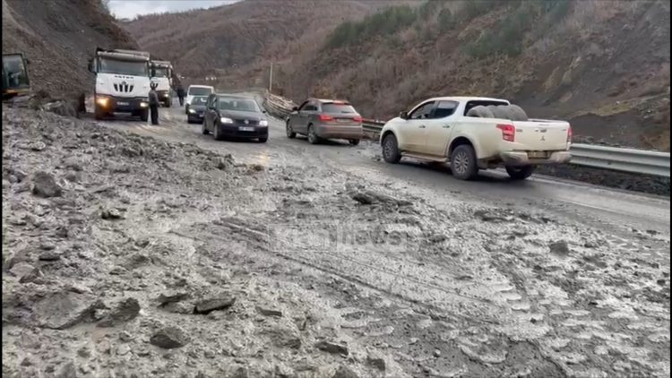 Rëshqitje dherash në Rrugën e Arbrit