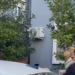 Momenti kur gruaja që mbahej e ngujuar kthehet në banesë,shoqërohet nga policia dhe psikologia