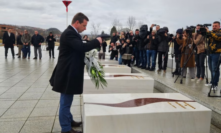 Sanduloviç u burgos nga Serbia, avokati i tij në memorialin “Adem Jashari”: Askush nuk na ndalon në rrugën e pajtimit