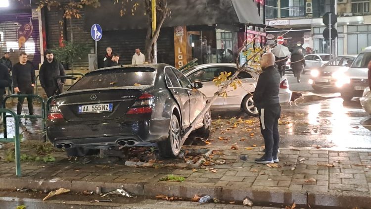 Foto/Shoferi nën efektin e drogës, Benzi del në korsinë e kundërt dhe përplas një tjetër makinë