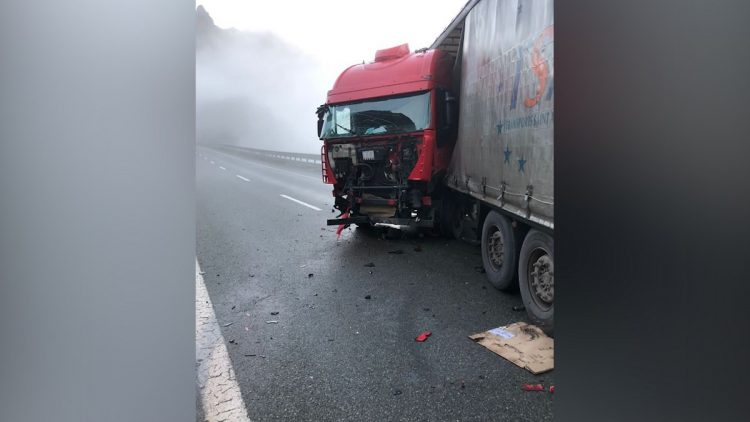 Aksident në aksin rrugor Elbasan–Librazhd, kamioni përplaset me një automjet, 2 të lënduar