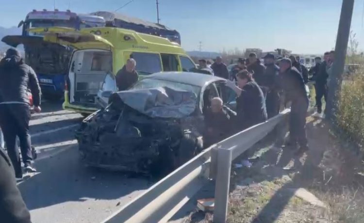 Përplasen dy makina në aksin Lezhë-Laç, një person mbetet i bllokuar në automjet
