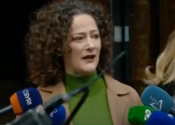 Mbështetësit poshtë pallatit të Berishës, flet Argita: Kjo është beteja që do ta fitoni