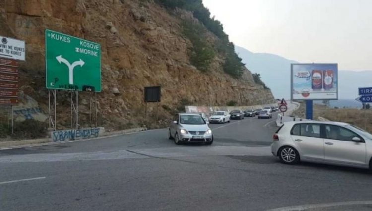 Lëvizte me makinë në sens të kundërt duke rrezikuar shoferët e tjerë në autostradë, arrestohet 32-vjeçari në Kukës 