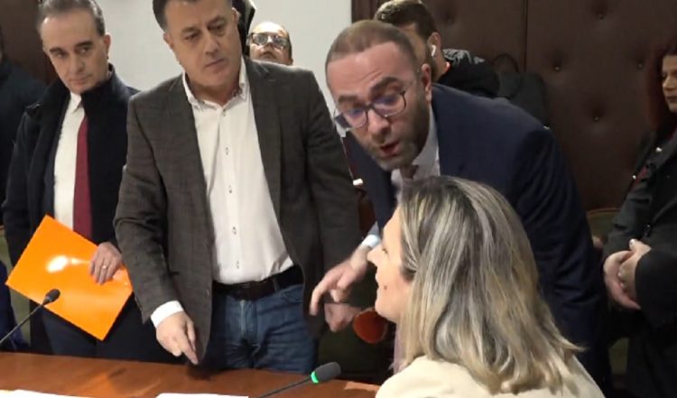 “Basha, zagar që ka shitur interesat e demokrateve”-Bardhi “shpërthen” në Komisionin e Medias: Shërbëtor i regjimit 