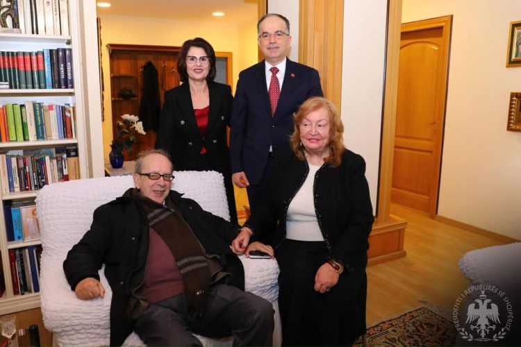Ismail Kadare feston sot 88-vjetorin e lindjes, urime nga politika shqiptare 