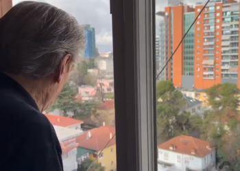 Video/Në arrest shtëpie, Berisha përshëndet nga dritarja mbështetësit e tij