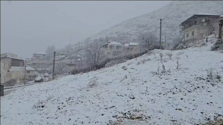 Trashësia e dëborës shkon 45 cm! Izolohen fshatrat e Bulqizës dhe Matit, banorët pa energji elektrike 
