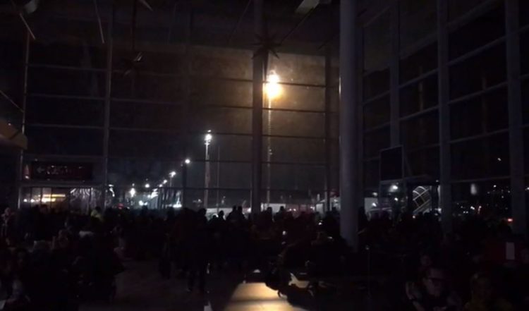 VIDEO/ Ndërpritet energjia elektrike në aeroportin e Rinasit, qindra pasagjerë në errësirë