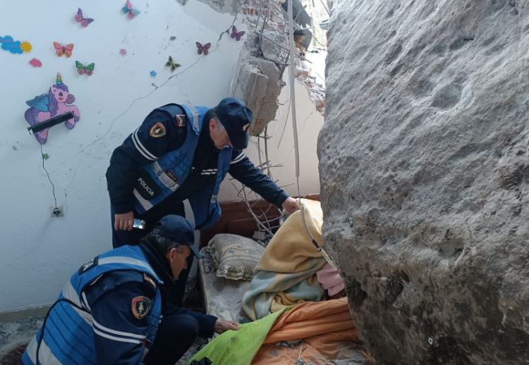 U zu poshtë nga një masë shkëmbore, shpëtohet 25-vjeçari në Përmet