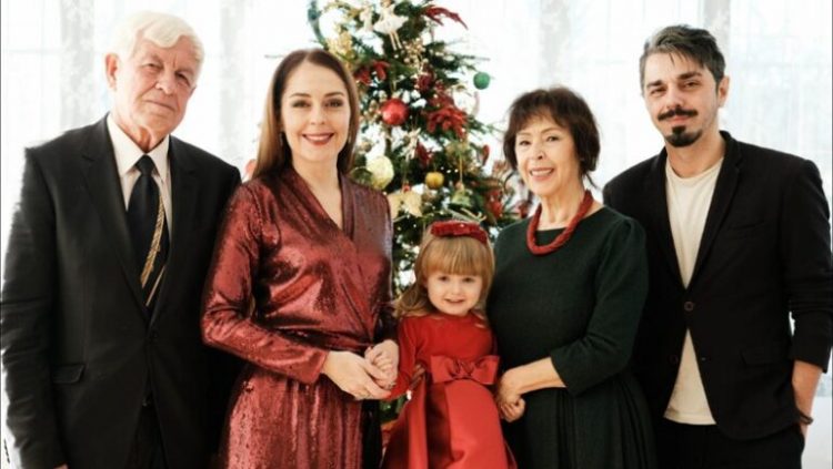Po konfirmon ndarjen? Elia Zaharia uron Vitin e Ri me familjen e saj, pa praninë e princ Lekës