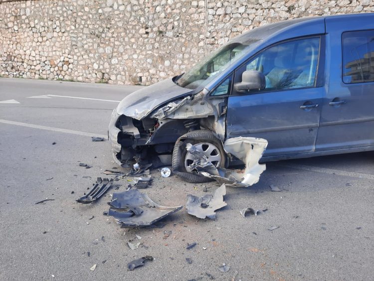 Makina përplaset me kamionin në Pogradec, pamje nga aksidenti