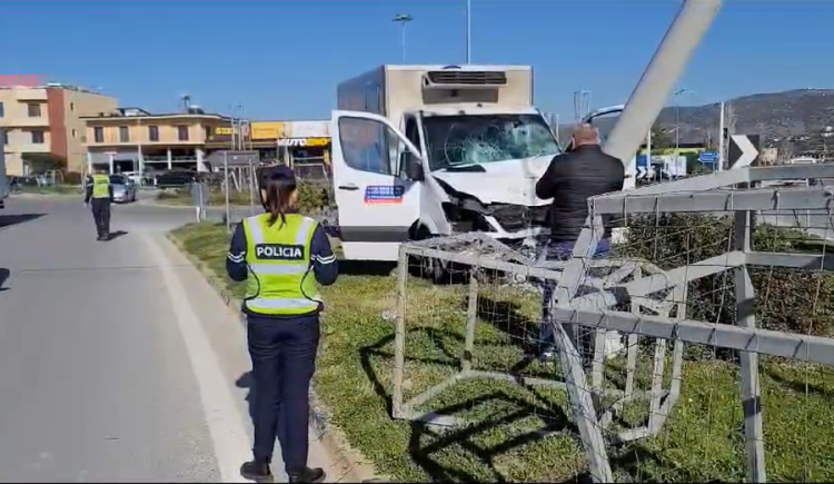 Aksident në Lushnje, kamioni me bulmet përplaset me shtyllën elektrike