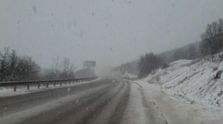 Moti i keq lë pa energji dhjetëra fshatra në qarkun e Elbasanit, trashësia e dëborës arrin mbi 40 cm