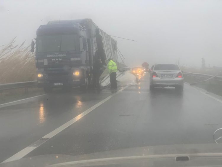Erëra të forta në Lezhë, dëmtohet kamioni (Video) 