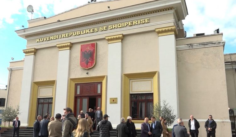 Sesioni i ri parlamentar nis me ndryshimet në qeveri dhe me aksion opozitar