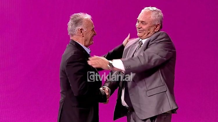 “Po më lodh”, Fatmiri i lutet shokut që të pranojë ftesën për në SHBA: Dua të të prezantoj dikë