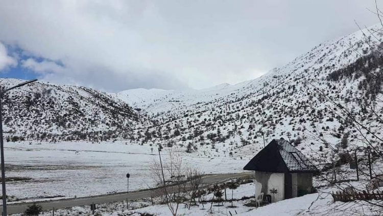 Ulje temperaturash dhe ngrica në rrugë, parashikimi i motit për sot