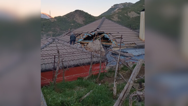 Masa shkëmbore u shkëput nga mali dhe i ra mbi banesë, bllokohet 25-vjeçari në Përmet