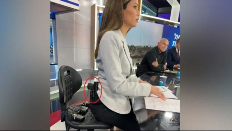 Spikerja e televizionit izraelit shkon në emision me armë në brez