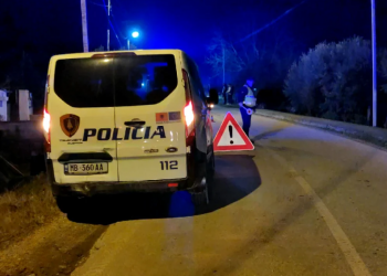 Aksident në Lushnjë, makina bie në kanal, plagoset një person