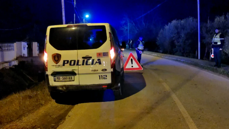 Aksident në Lushnjë, makina bie në kanal, plagoset një person 