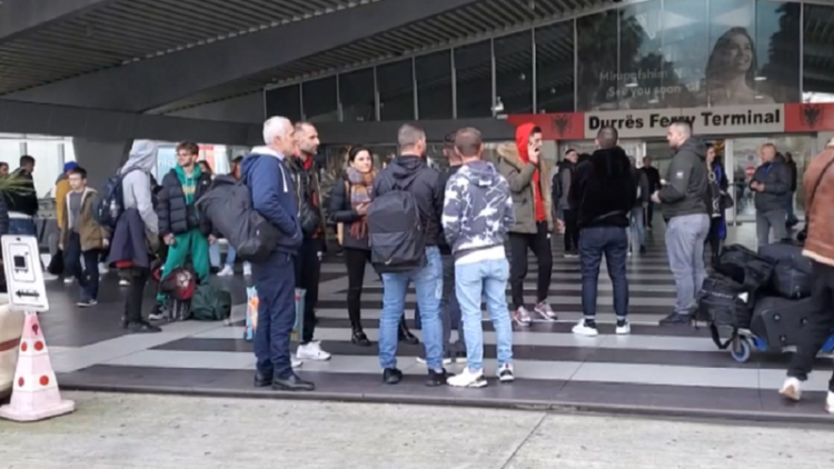 Largimi i emigrantëve pas festave, ja si paraqitet situata në Portin e Durrësit 