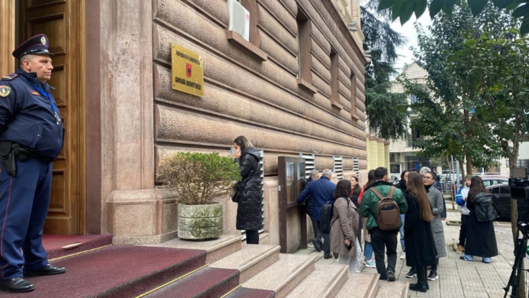 Shqyrtohet kërkesa e deputetëve të opozitës në Gjykatën Kushtetuese, protestë kundër marrëveshjes Shqipëri-Itali  