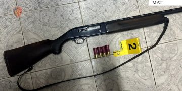 Terrorizoi fshatin duke lëvizur rrugëve me armë, arrestohet adoleshenti në Mat