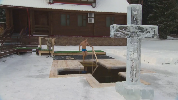 Temperatura nën -14 gradë C, Putin zhytet në ujin e akullt (Video) 