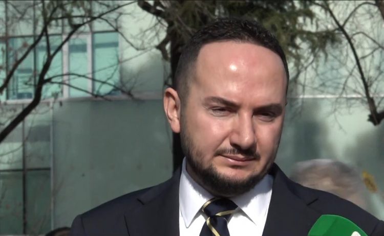 Protestë me zhurmues dhe pankarta në Kuvend/Salianji: S’është frikë, por diversifikim i aksionit! S’ka tërheqje 