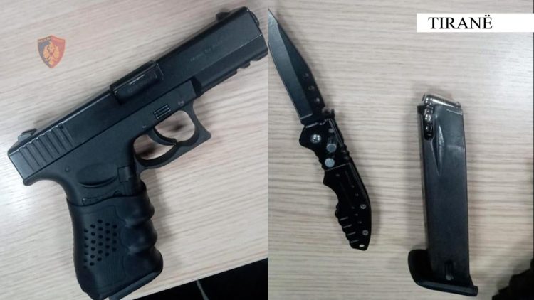 Qarkullonte me pistoletë imituese, armë të ftohta dhe përdorte pajisje si të Policisë, kapet 30-vjeçari