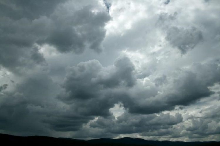 Vranësira të dendura, reshje, por temperatura më të larta! Parashikimi i motit për javën e ardhshme 