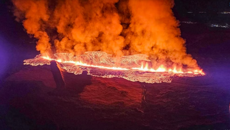 Shpërthen vullkani në Islandë, lëshon lavë drejt zonave të banuara