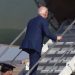 VIDEO/ Tjetër incident viral i Joe Biden, pengohet teksa ngjit shkallët e avionit