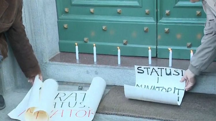 Minatorët protestë para Ministrisë së Infrastrukturës! Ndezin qirinj në nder të kolegëve që humbën jetën në miniera