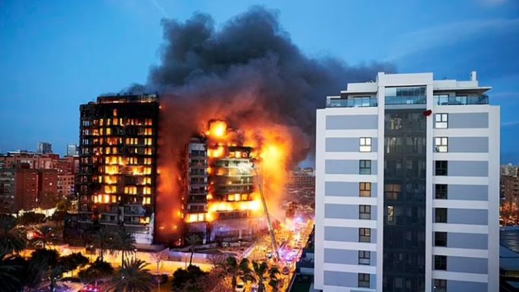 Përfshihet në flakë blloku i apartamenteve në Valencia, 18 të vdekur, shpallen 3 ditë zie 