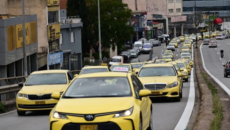 Greqi/ Qindra taksistë në grevë, bllokojnë rrugët kryesore të Athinës