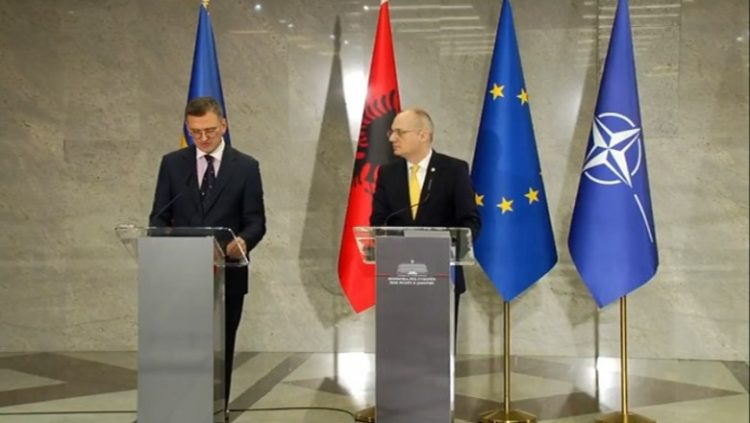 Ministri i Jashtëm i Ukrainës flet shqip në konferencën me homogun Hasani! Kuleba: Shpresoj të mos bëj gabim…