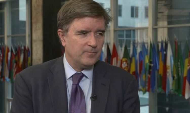O’Brien: Qeveria të tërhiqet nga vendimi për dinarin