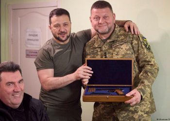 Rival i Zelenskit? Gjenerali përballë presidentit ukrainas
