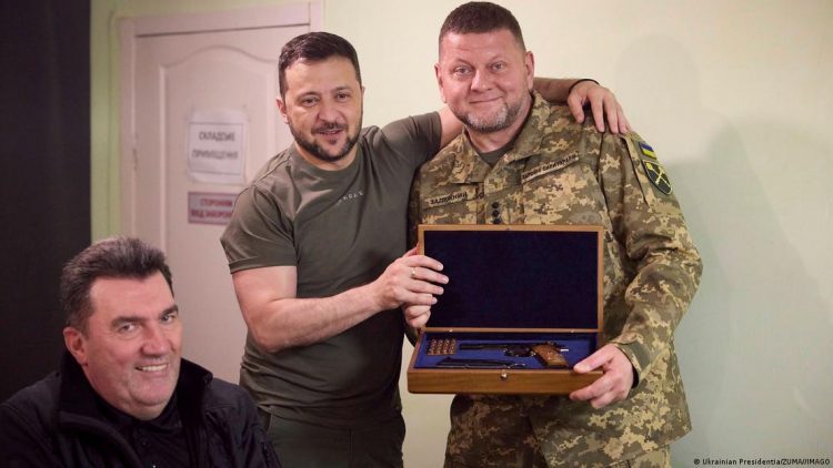 Rival i Zelenskit? Gjenerali përballë presidentit ukrainas