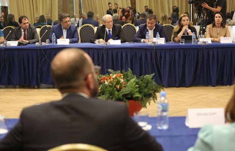 Mbledhja e Grupit Parlamentar, sot për herë të parë Bardhi shkon në selinë e Berishës